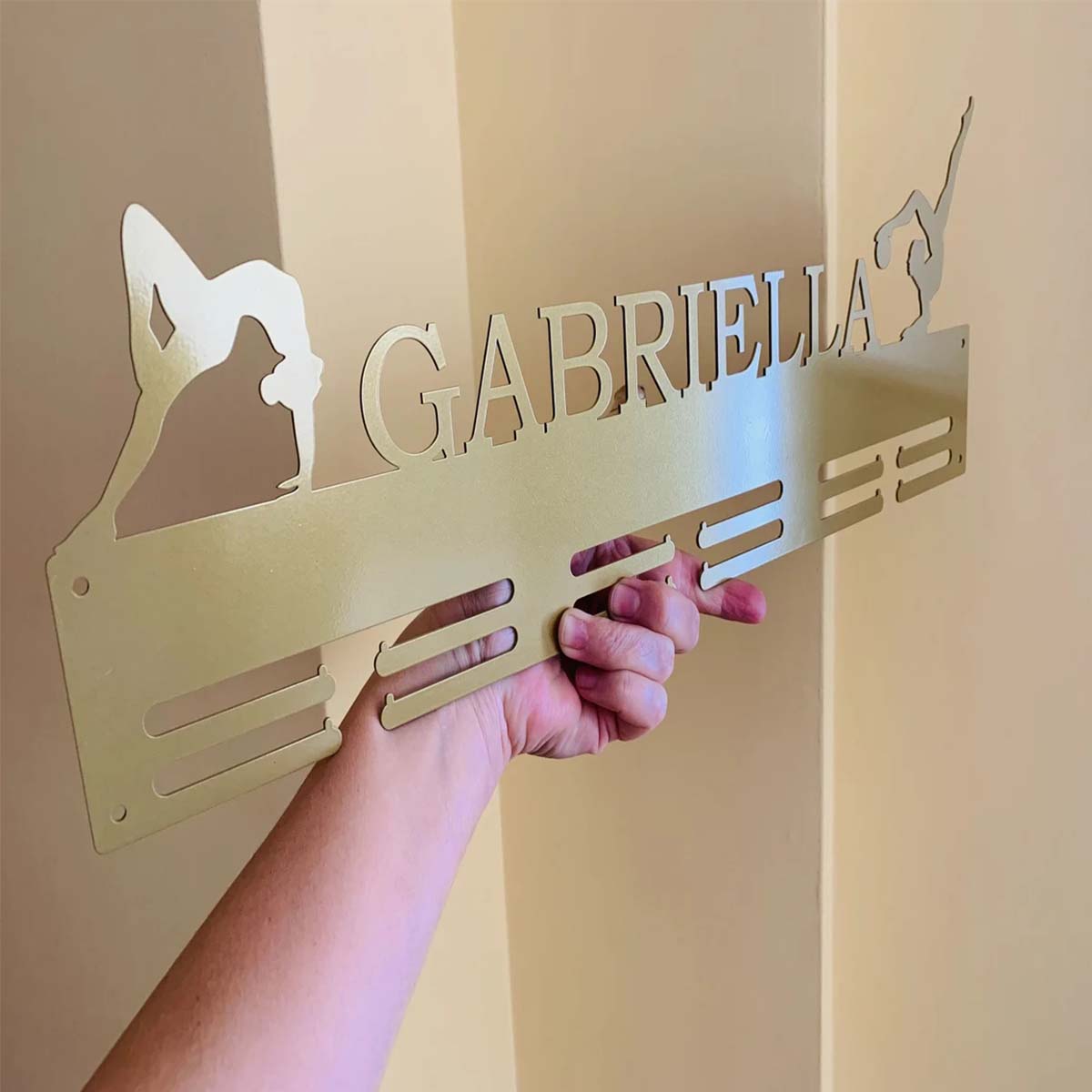 カスタムマラソンスポーツメタルメダルディスプレイラック、バレ - Home Christmas Decor のレビューと価格