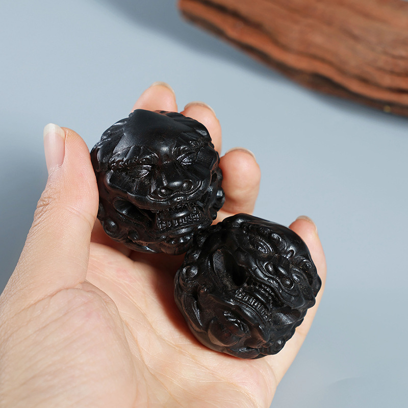 中国黒檀彫刻の覚醒獅子ハンドマッサージボール、家の装飾アート - Home Decor Enthusiast のレビューと価格